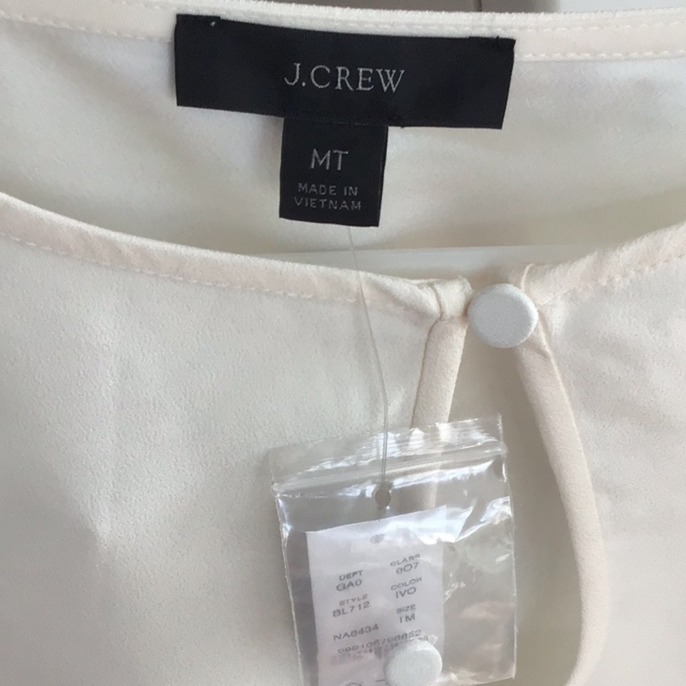 COPY - Elegant Cream Blouse see pic. Medium tall. Slight puff sleeve